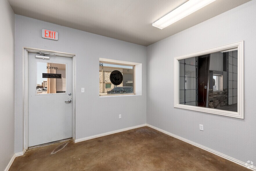More Photos Of 207 King Rd, Frisco Warehouse For Lease