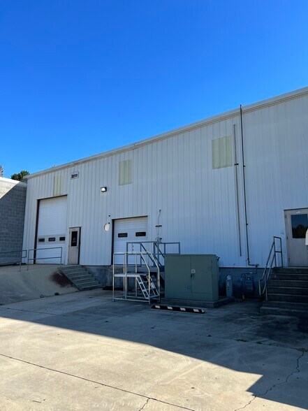 More Photos Of 128 Commercial Dr, Mooresville Warehouse For Lease