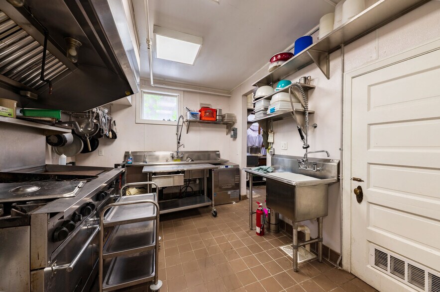 More Photos Of 1493 University Ave, Morgantown Sorority Fraternity House For Lease