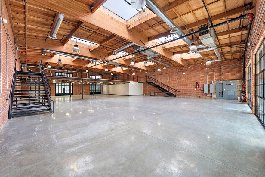 More Photos Of 2216 Federal Ave, Los Angeles Loft Creative Space For Lease