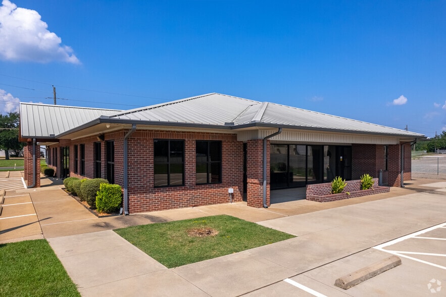 More Photos Of 851 W Harrison Rd, Longview Service For Lease