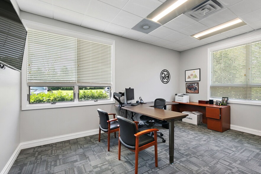 More Photos Of 220 Garden St, Yorkville Office For Sale