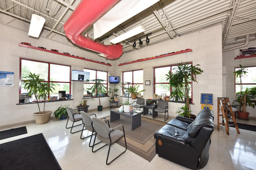 More Photos Of 820 W Sumner St, Hartford Auto Repair For Sale