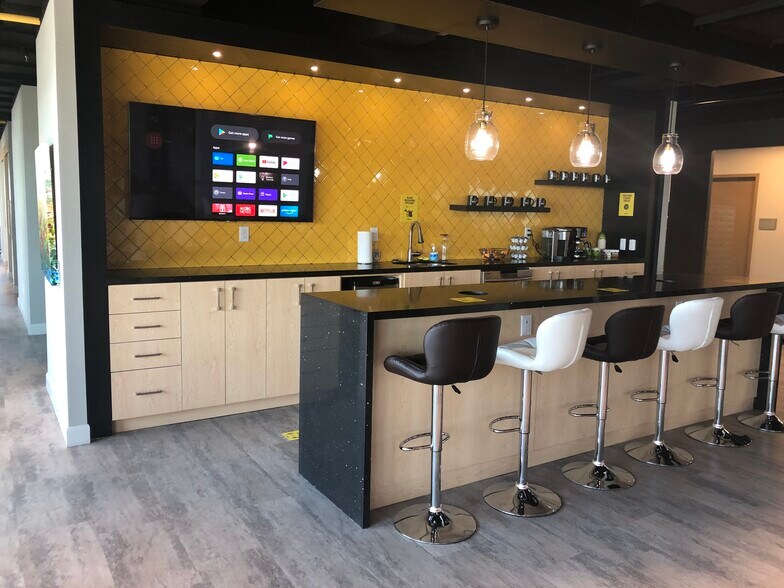 More Photos Of 120 E Beaver Creek Rd, Richmond Hill Office For Lease