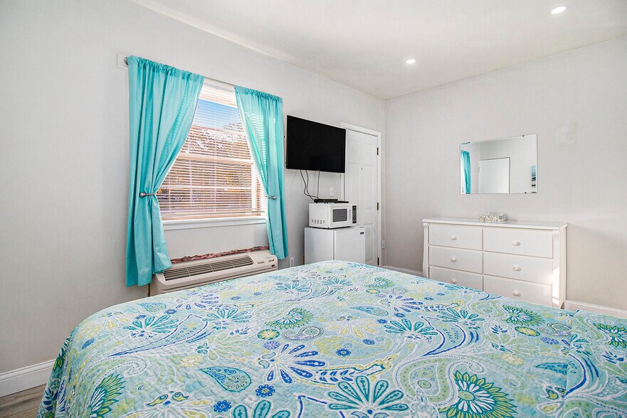 More Photos Of 520 Water St, Manistee Hotel For Sale