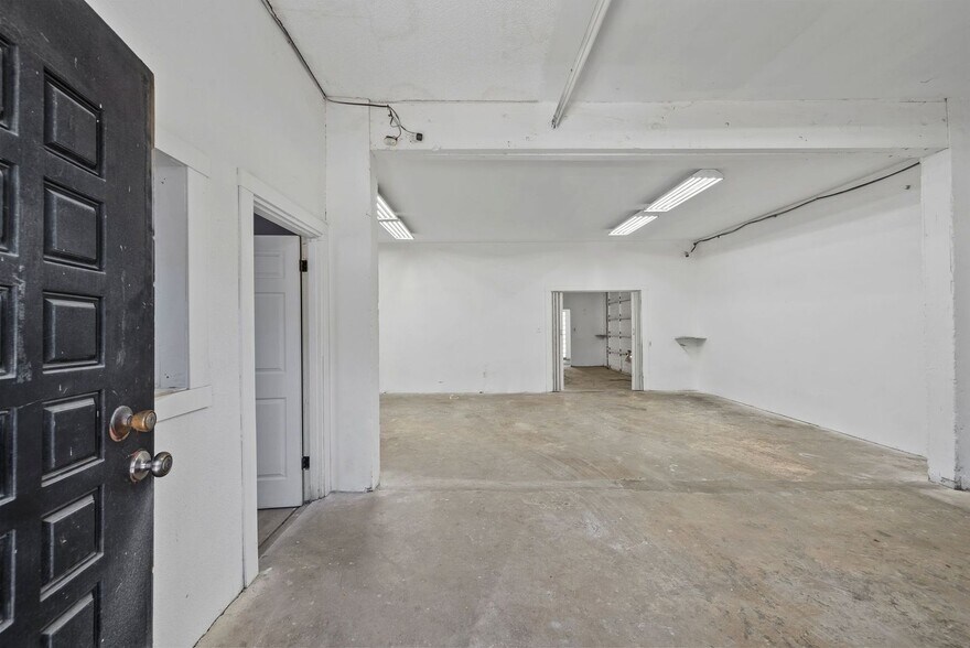 More Photos Of 14222-14226 Aetna St, Van Nuys Warehouse For Lease