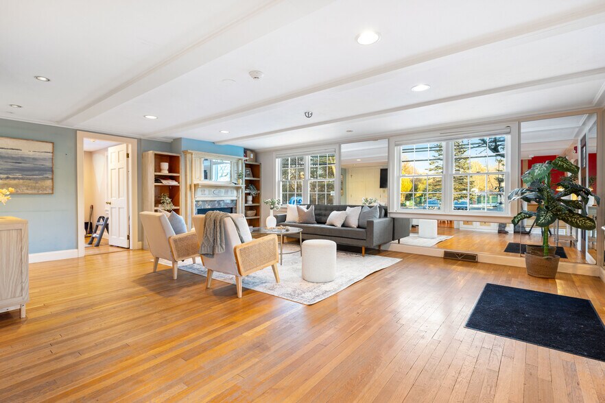 More Photos Of 25 Carlisle Rd, Westford Veterinarian Kennel For Sale