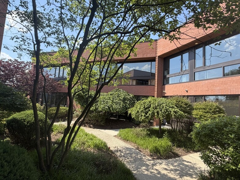 More Photos Of 492 Norristown Rd, Blue Bell Office For Sale