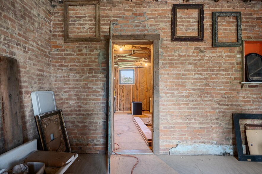 More Photos Of 7211 Queen St, Middleway Flex For Sale