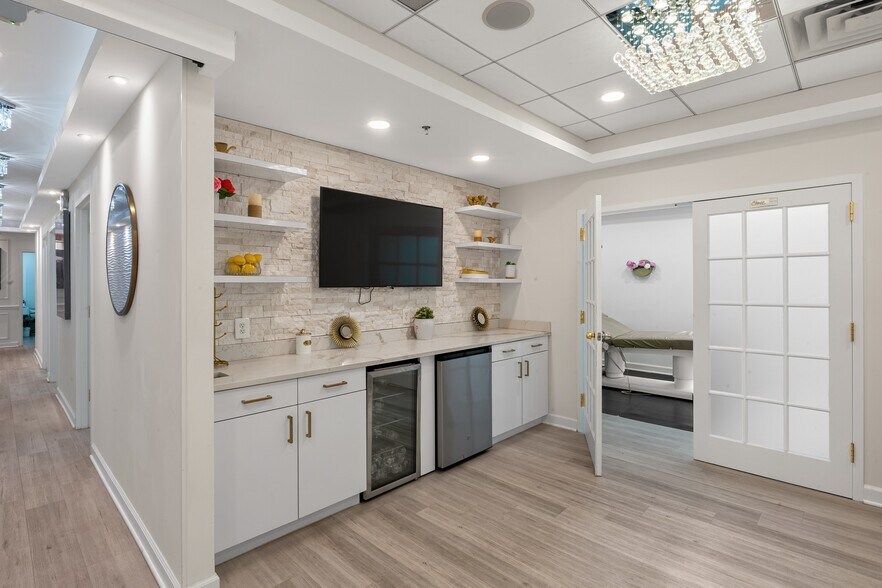 More Photos Of 7601 Lewinsville Rd, McLean Medical For Sale