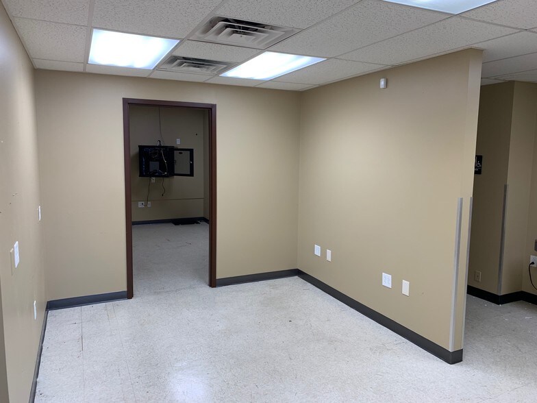 More Photos Of 1027 N Main St, Bowling Green Freestanding For Lease