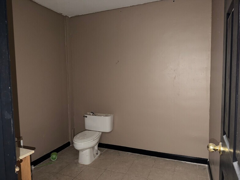 More Photos Of 727 Airport Rd, Cornelia Flex For Sale