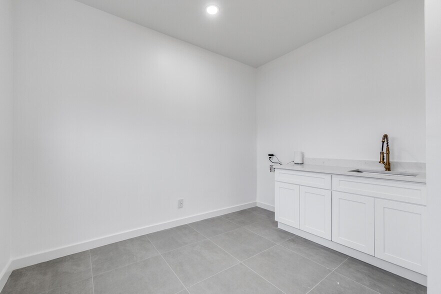 More Photos Of 3617 S Lancaster Rd, Dallas Flex For Lease