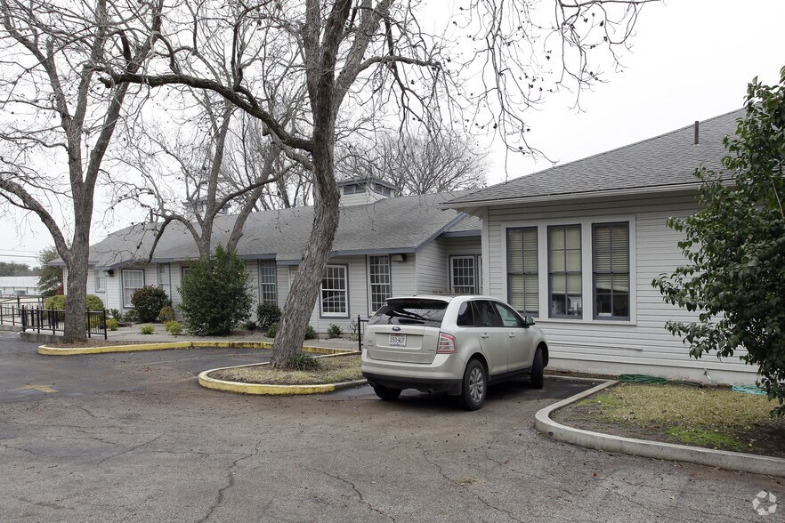 More Photos Of 515 E Court St, Seguin Office Residential For Lease