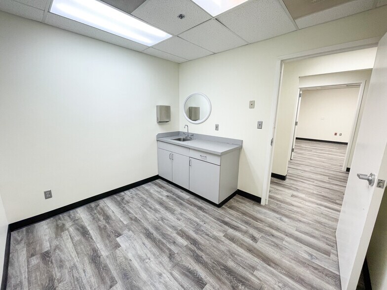 More Photos Of 4820 S Arrowhead Dr, Independence Medical For Lease