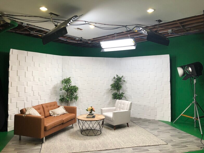 More Photos Of 11440 Ventura Blvd, Studio City Unknown For Lease