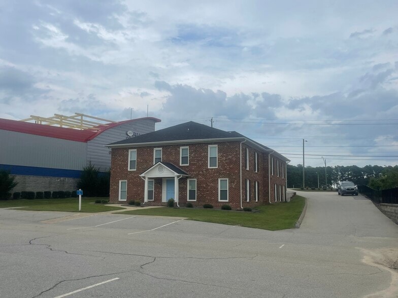 More Photos Of 2112 Skibo Rd, Fayetteville Office For Lease