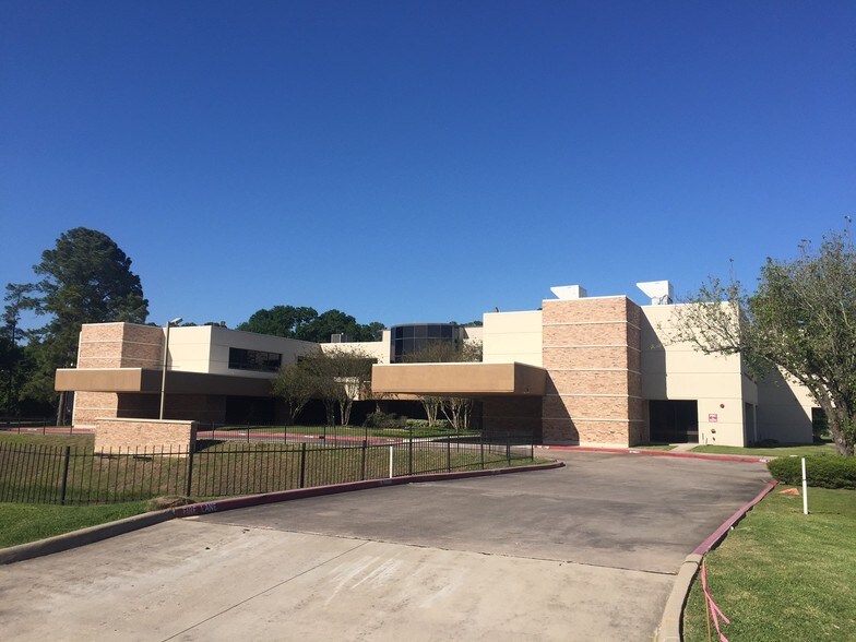 Primary Photo Of 17506 Red Oak Dr, Houston Hospital For Lease