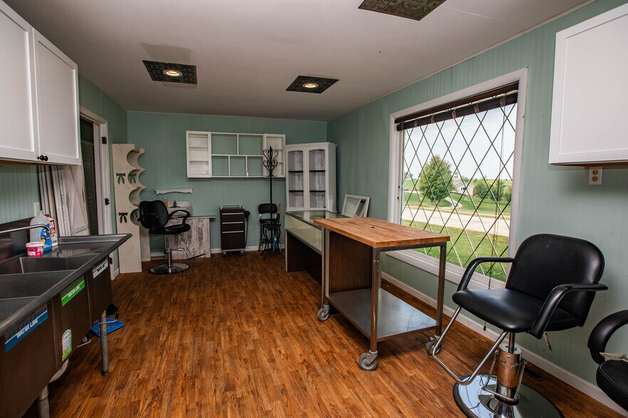 More Photos Of 308 Dale Dr, Montfort General Retail For Lease