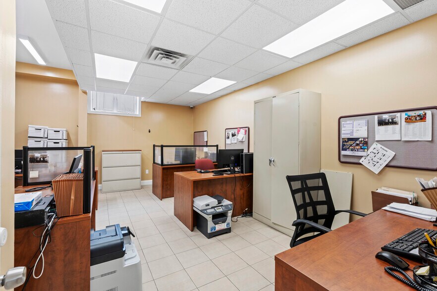 More Photos Of 2707 Hylan Blvd, Staten Island Office For Lease
