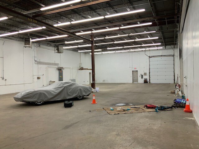 More Photos Of 41 Germany Dr, Wilmington Distribution For Lease