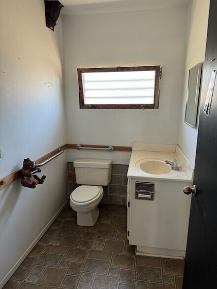 More Photos Of 785 Rogue River Hwy, Grants Pass Freestanding For Sale