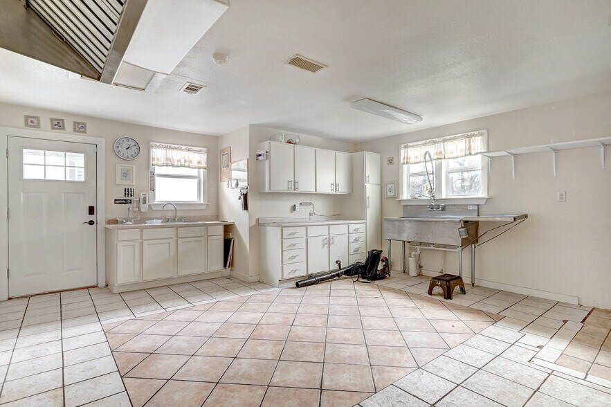 More Photos Of 2607 E 5th St, Austin Religious Facility For Sale