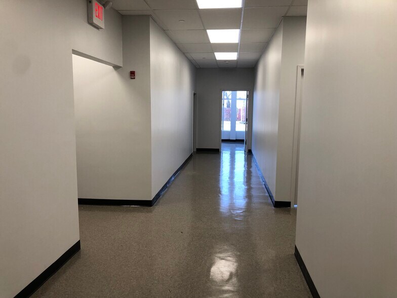 More Photos Of 595 S Broadway, Hicksville Warehouse For Lease