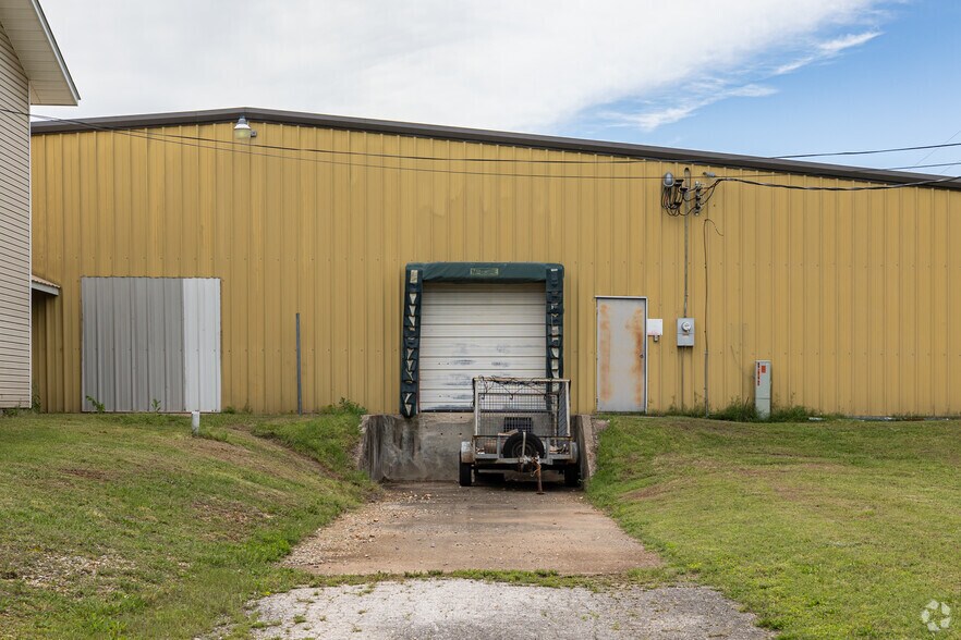 More Photos Of 1060 1st Ave NE, Gravette Industrial For Lease