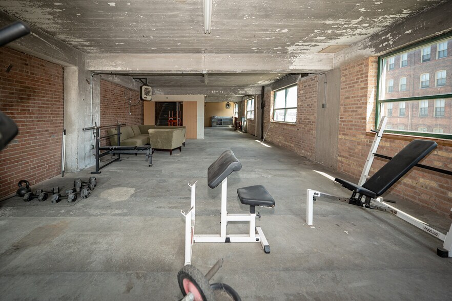 More Photos Of 100 Main St, Dubuque Flex For Sale