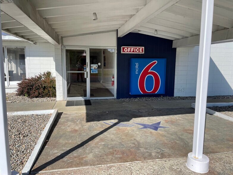 2700 Curry Rd, Schenectady, NY 12303 Hotel For Sale