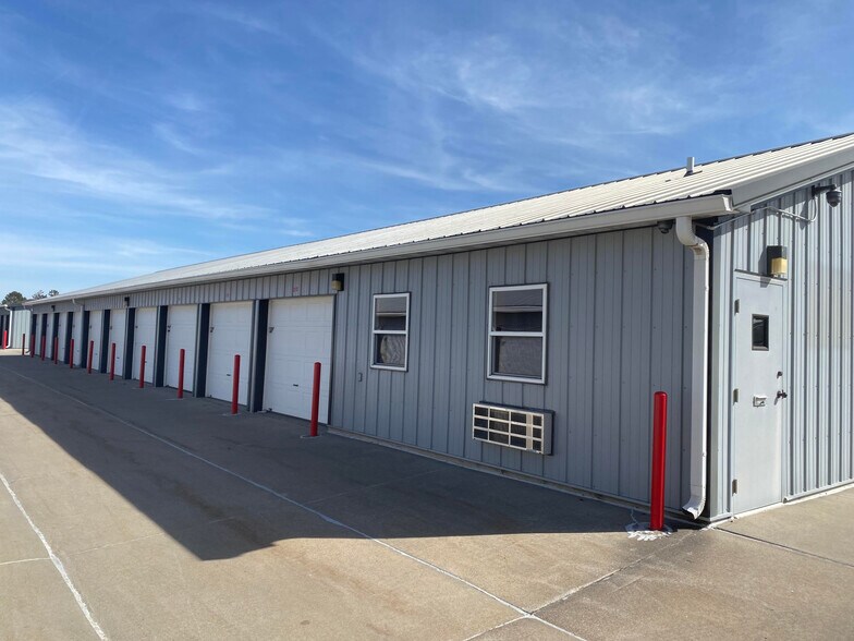 More Photos Of 10960 N 142nd St, Waverly Self Storage For Lease