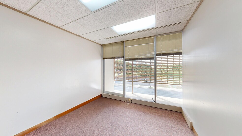 More Photos Of 1654 S King St, Honolulu Office For Lease