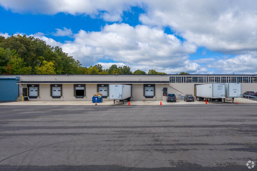 More Photos Of 1366 Commerce Dr, Stow Manufacturing For Lease