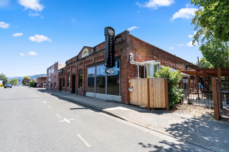 More Photos Of 509 SW G St, Grants Pass Restaurant For Sale