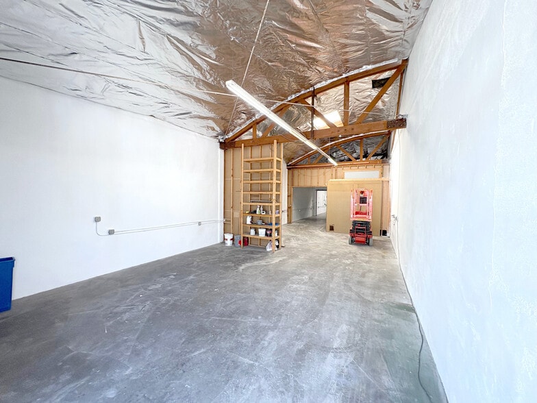 More Photos Of 2315-2319 E 8th St, Los Angeles Warehouse For Lease