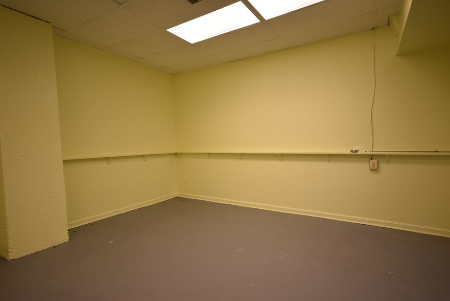 More Photos Of 108 W Jefferson St, Falls Church Warehouse For Lease