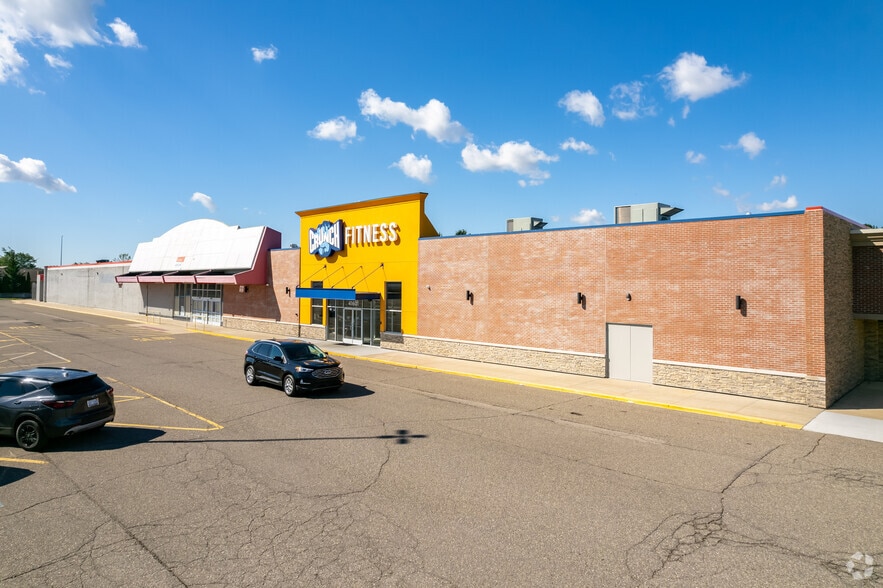 More Photos Of 41701-41911 Garfield Rd, Clinton Township Freestanding For Sale