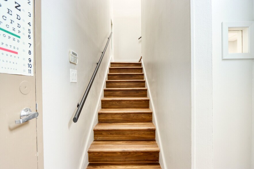 More Photos Of 1717 N Garrett Ave, Dallas Medical For Sale