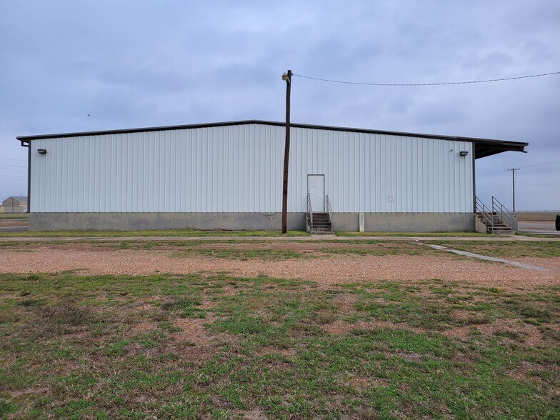 More Photos Of 158 Hangar Dr S, Victoria Distribution For Lease