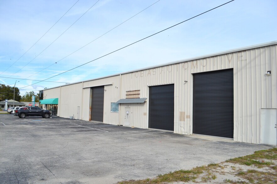 More Photos Of 2121-2123 Edgewood Dr, Lakeland Warehouse For Lease