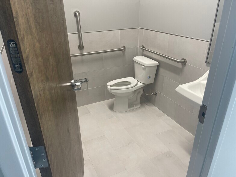 More Photos Of 675 Middle Tennessee Blvd, Murfreesboro Showroom For Lease