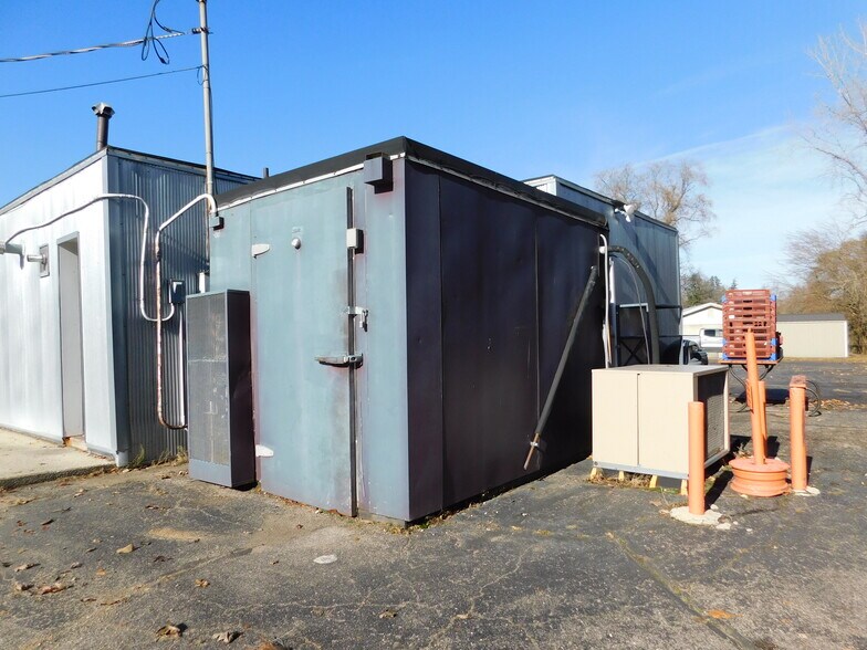 More Photos Of 606 N Jefferson St, Silver Lake General Retail For Sale