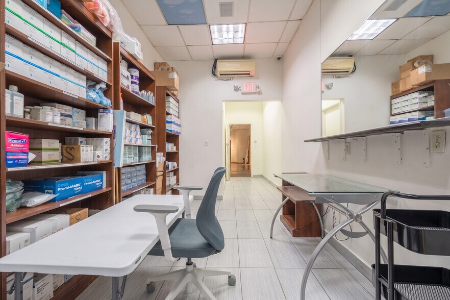 More Photos Of 143 W 72nd St, New York Storefront Retail Office For Lease
