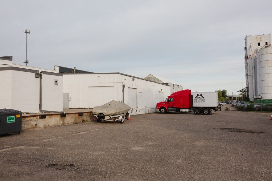 More Photos Of 4024 Washington Ave N, Minneapolis Warehouse For Lease