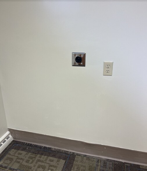 More Photos Of 936 Church Ave, Saint Charles Office For Sale