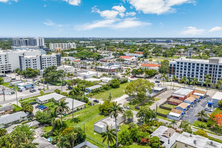 More Photos Of 126 NE 1st Ave, Dania Beach Office For Sale