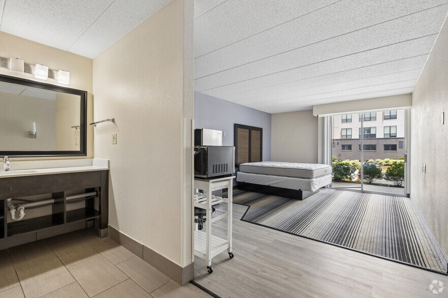 More Photos Of 1722 N Walnut St, Bloomington Apartments For Sale