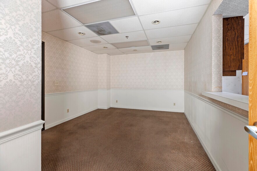More Photos Of 44215 15th St W, Lancaster Medical For Sale