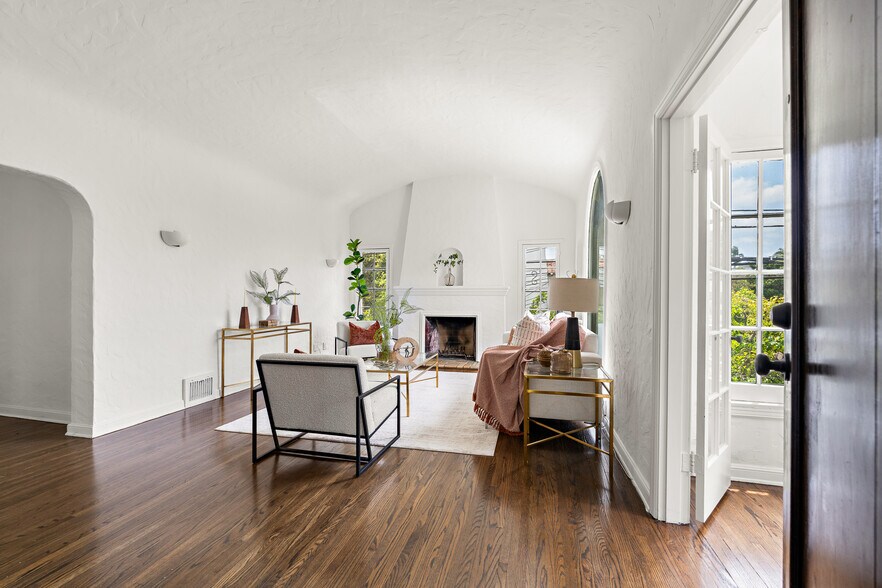 More Photos Of 1040 S Longwood Ave, Los Angeles Apartments For Sale